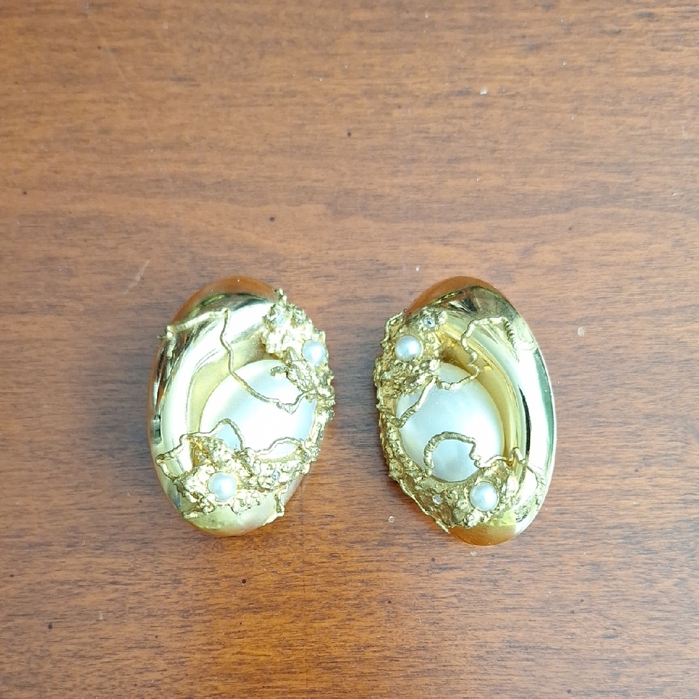 Vintage Gold Tone Faux Pearl Clip On Earrings